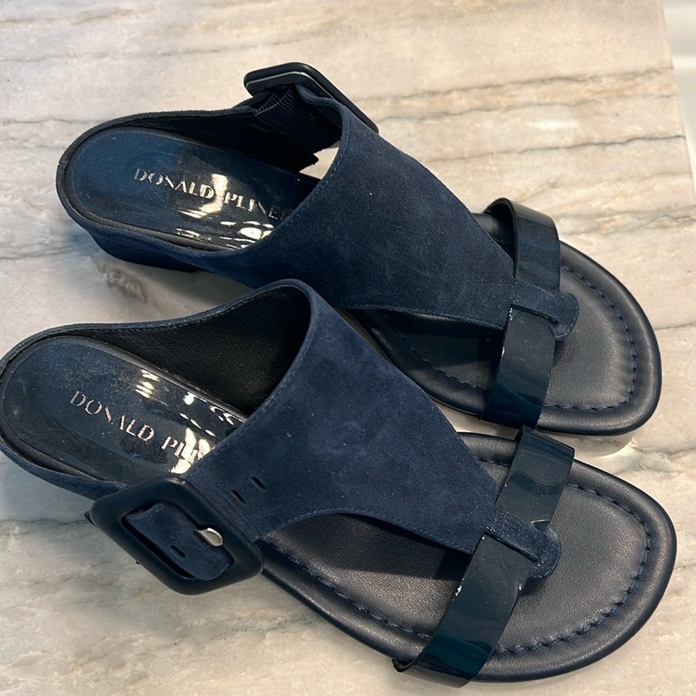 Donald Pliner navy sandal size 8.5
